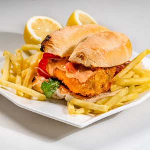 Churrasco Marino ( Merluza frita con chilena y papas fritas)