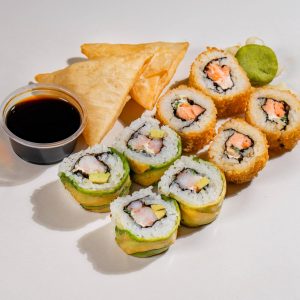 Tako para 1 (4 cortes de Sake panko, 4 cortes de California Ebi, 2 unds empanadas asiaticas Camaron Queso)