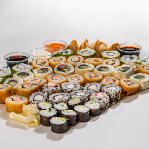 Tako para 4 ( Ebi palta, Sake panko, Tori panko, California kani, Tuna cheese,Hosomaki, 5 unds gyosas)