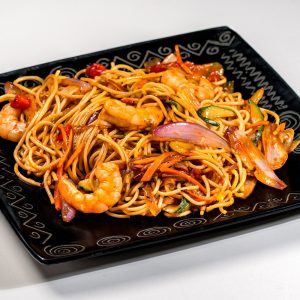 Tallarin Saltado ( pasta al wok con cortes de Atun, Pollo o Camaron, cebolla morada, aji amarillo,cebollin con sazon Tako )