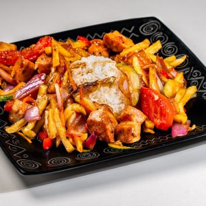 Lomo Saltado  ( cubos de Atun, Pollo o Camaron marinados salteados al wok con gajos de tomates,cebolla morada,cebollin, papas fritas en cubos y arroz )